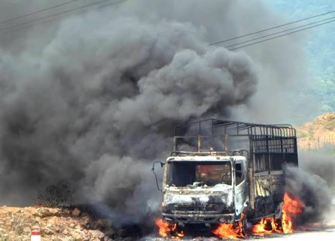 Quảng Bình Xe tải đang chạy bỗng nhiên bốc cháy